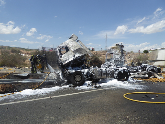 img/galeria/intervenciones2016/18.6.2016 Accidente de Trafico 2 camiones y 2 turismos A7/P1000469JPG.jpg